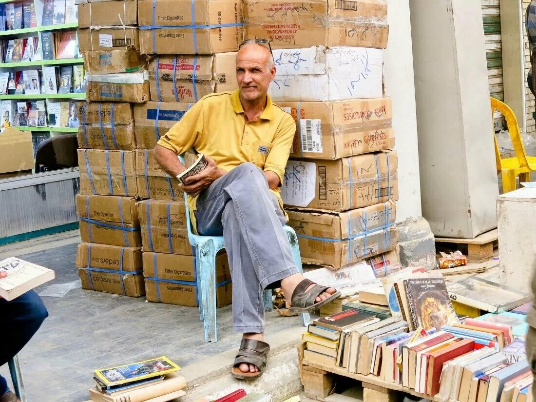 Книжный рынок. Книжный рынок в ираке. книжный базар ирака. книжная ринок на ираке.