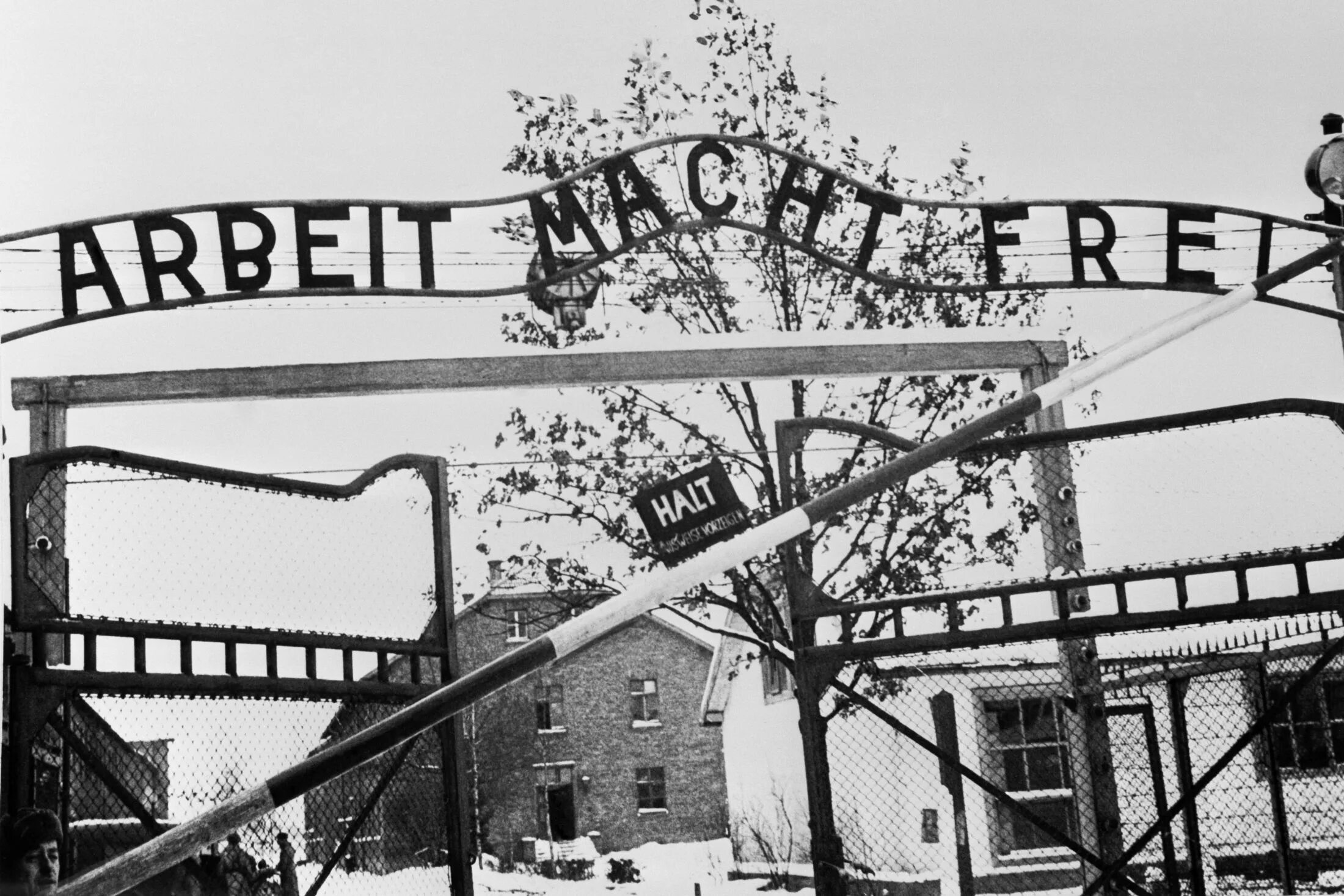 Лагерь Аушвиц-Биркенау в Освенциме труд. Arbeit macht frei Аушвиц. Ворота концлагеря Аушвиц (Arbeit macht frei). Ворота концлагеря Аушвиц надпись.