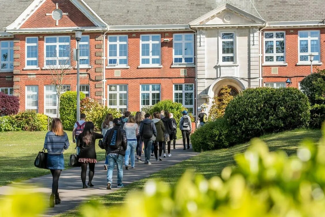 College schools. Oxford International College в Англии. Великобритания sixth form. Meadowbank школа в Англии. Средние школы Великобритании Brighton College..