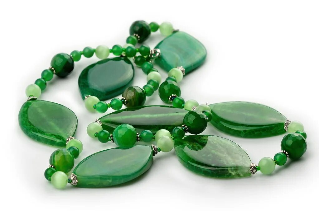 Купить агаты зеленые. Хризопраз камень - и зеленый агат. Агат, хризопраз, берилл. Зелёный агат камень. Зелёный агат камень магические.