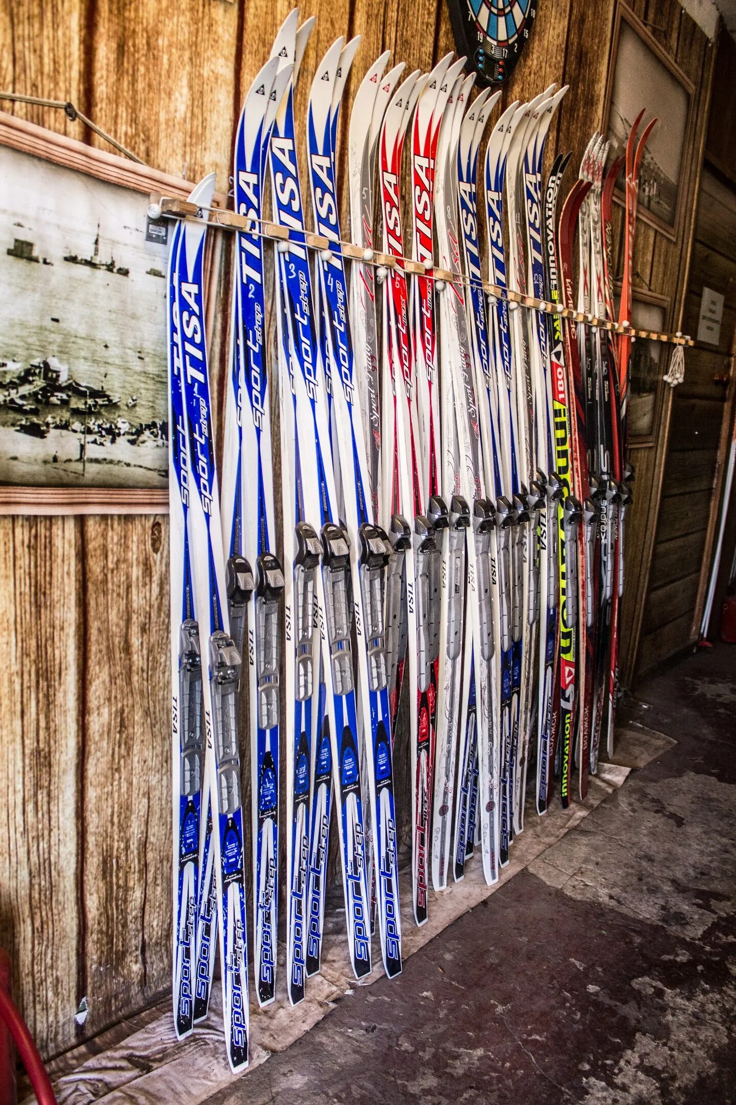 Лыжи напрокат. Аренда лыж. Лыжи стоят в углу. Лыжи напрокат в Москве. Взять лыжи в прокат