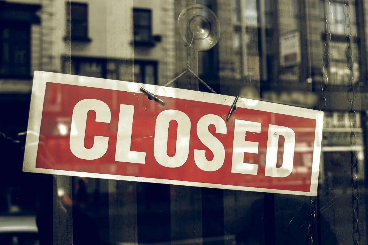 Close closing. Табличка закрыто. Вывеска closed. Магазин закрыт. Картинка closed.