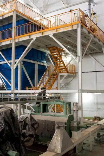 переработка сои. соя переработанная. зерноперерабатывающий завод. подсолнечник на линии по переработке. производство сои.