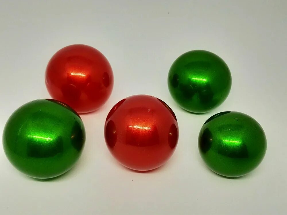 Красные и зеленый шары. Желатиновые шарики. Желе шарик. Шарики зеленые и красные. Шар желе игрушка.