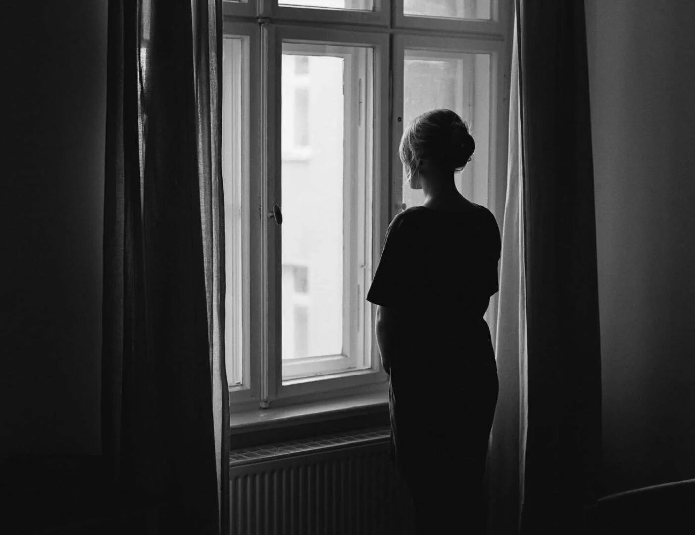 Сидит грустный. Девушка ждет. Девушка в ожидании. Женщина грустит. Ждущая девушка фото.