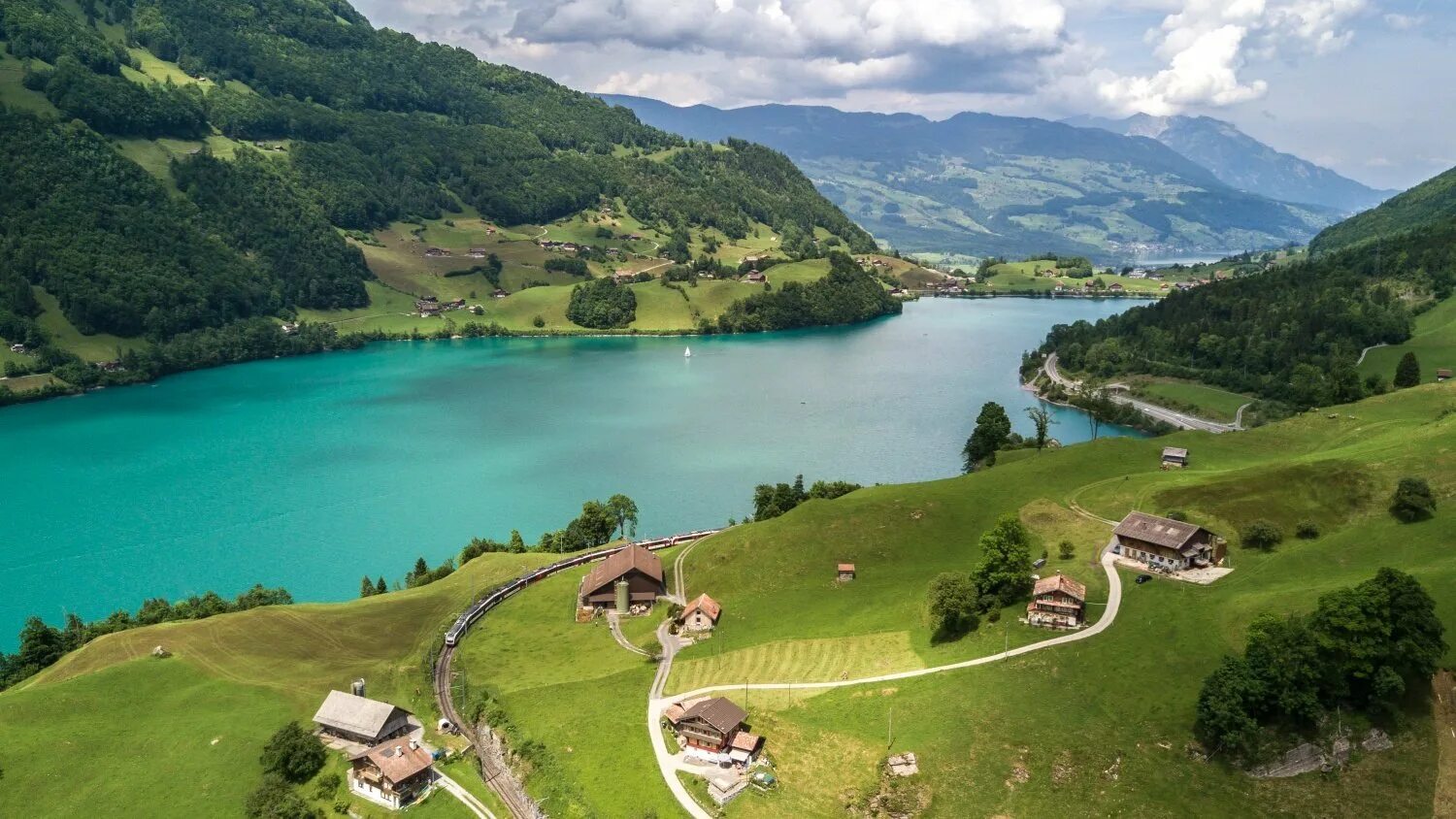 Das schweiz. Озеро Лунгерн Швейцария. Бриенцское озеро Швейцария. Озеро Лунгерер в Швейцарии. Лунгерн Швейцария достопримечательности.
