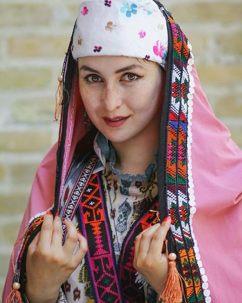 Таджикские модели. Женщины Таджикистана. Памирская Национальная одежда. Памирские народы Таджикистана. Таджичка в платке.