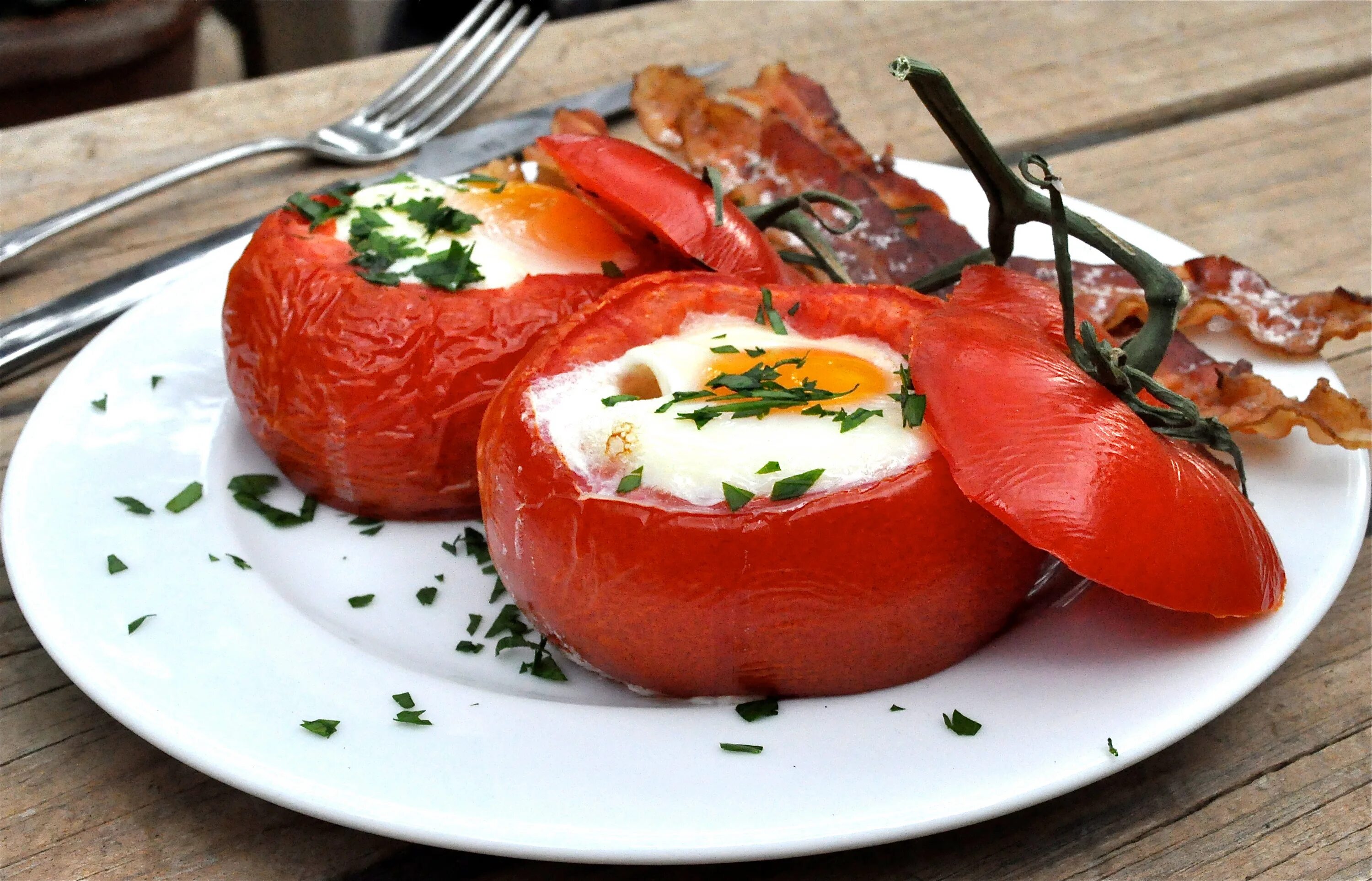 Ветчина яйца помидоры. Помидоры фаршированные яйцом. Запеченные помидоры с яйцом. Яичница с помидорами. Яйцо в помидоре в духовке.