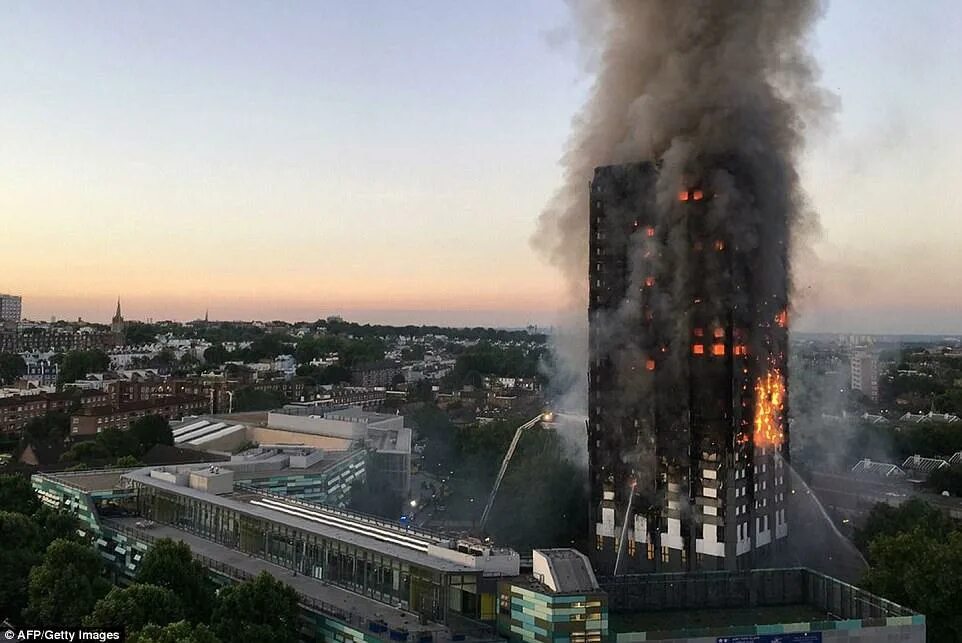 Горит небоскреб. Пожар в здании Grenfell Tower в Лондоне. Гренфелл Тауэр пожар. 2017: Пожар в Grenfell Tower в Лондоне. Пожар в Гринфилд Тауэр.