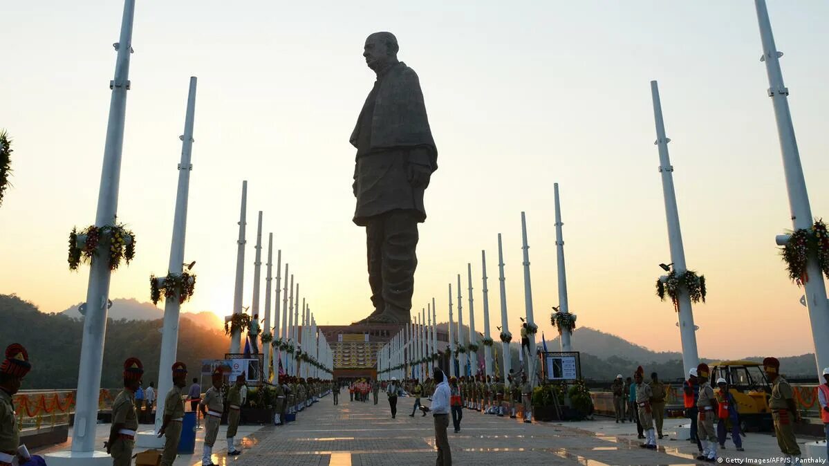 Статуя валлабхаи патель в индии. Статуя валлабхаи патель в индии. Самая высокая статуя в мире 182 метра. Статуя единства, 182 метров, индия. Статуя единства — статуя валлабха́и пате́ля.