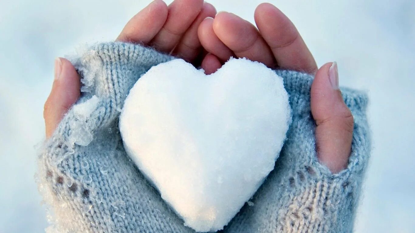 Белый снег на ладони мои. Сердечко из снега. Сердце на снегу. Сердечко на снегу. Снежное сердце в руках.
