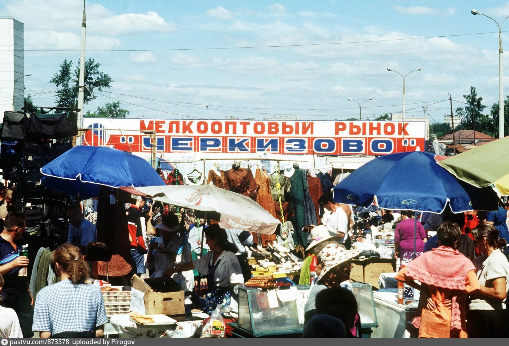 Рынок десятка. Черкизовский рынок в Москве в 90. Черкизон рынок Москва. Черкизовский рынок Москва 90е вывеска. Черкизовский рынок Лужники.