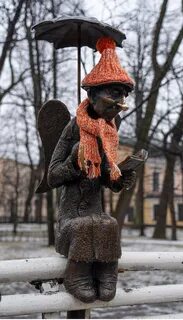 Ангел петербурга на скамейке
