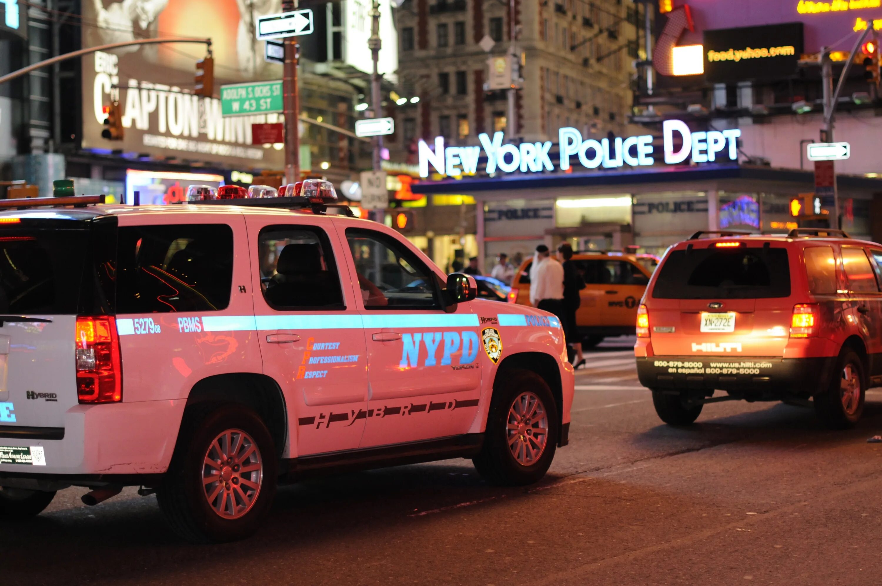 They driving to new york. NYPD полиция Нью Йорка. Полиция США Нью-Йорк. Полиция Нью-Йорка машины. Нью йоркские полицейские машины.