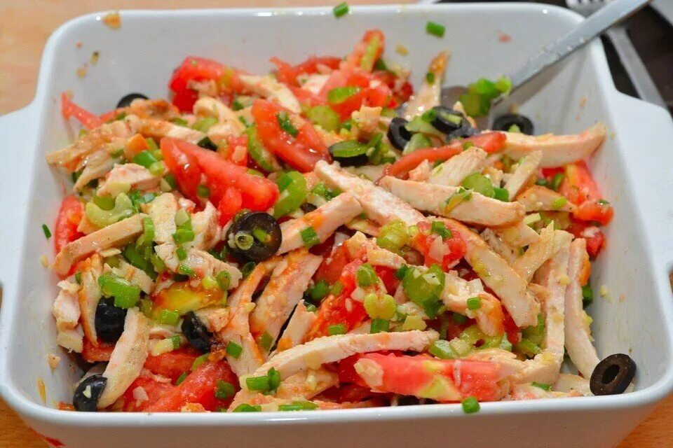 Салат с курицей. Овощной салат с курицей. Салат с курицей и овощами. Вкусный салат из курицы. Салат с куриной грудкой.