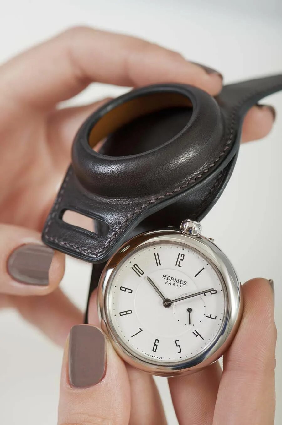 Карманно наручные часы. Наручный ремешок для карманных часов. Наручные часы из карманных. Чехол для карманных часов кожаный. Карманные часы на ремешке на руку.