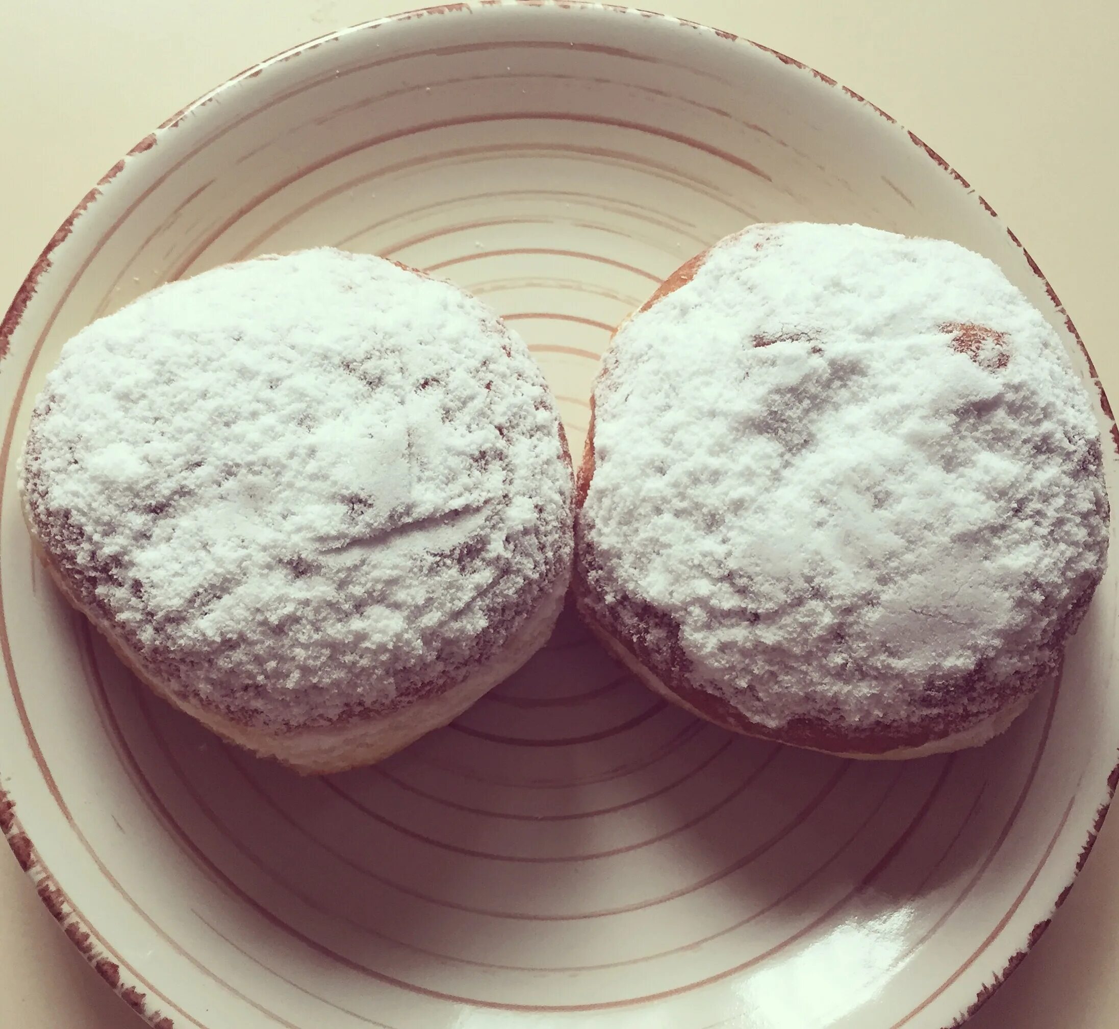 Sweet buns. Пончики с сахарной пудрой. Сахарные булочки. Булочки с пудрой. Булочка пончик.