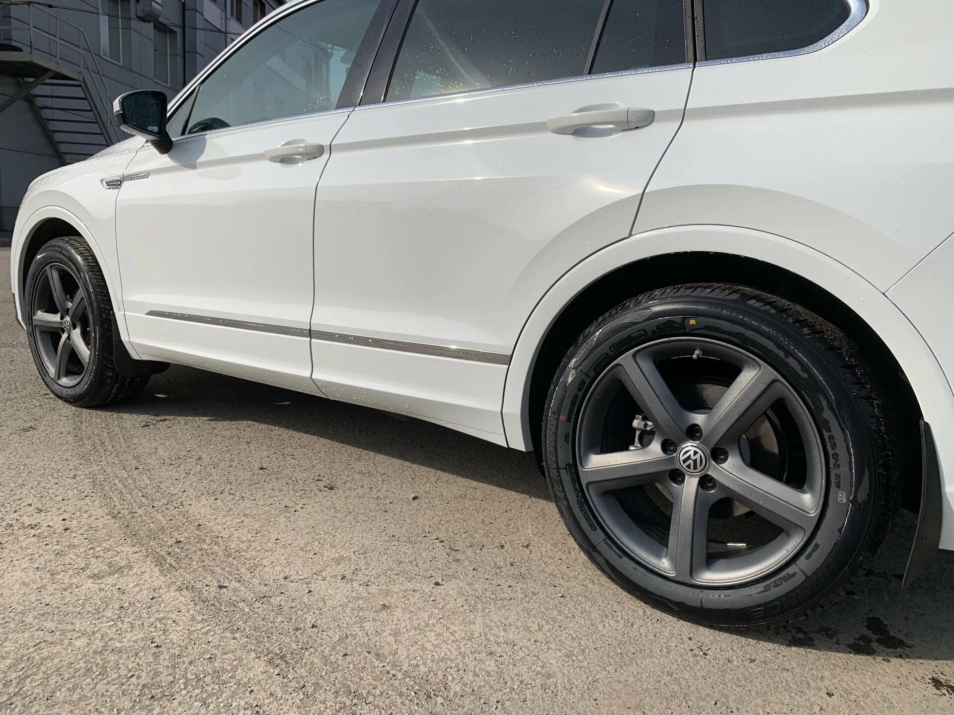 235 диски. Tiguan 2 slik r19. Tiguan 235/55 r19. Тигуан Dezent r18. Диски r18 Тигуан 2 графит.