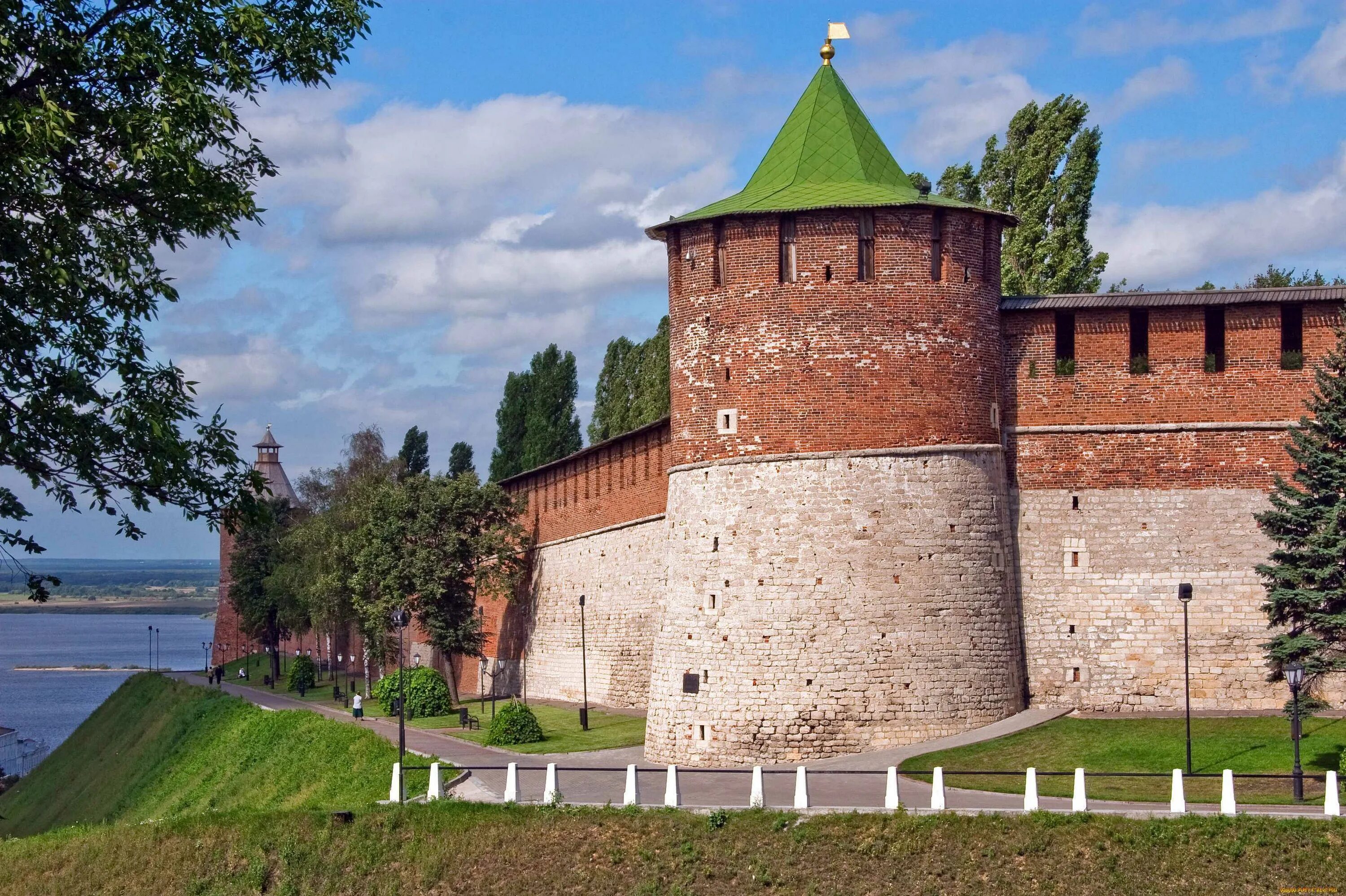 Коромыслова башни Кремля Нижний Новгород Нижегородский. Коромысловая башня Нижегородского Кремля. Коромыслова башня Нижний Новгород. Кремлёвская стена Коромыслова башня Нижний Новгород. Нижегородский кремль имеет 88 башен