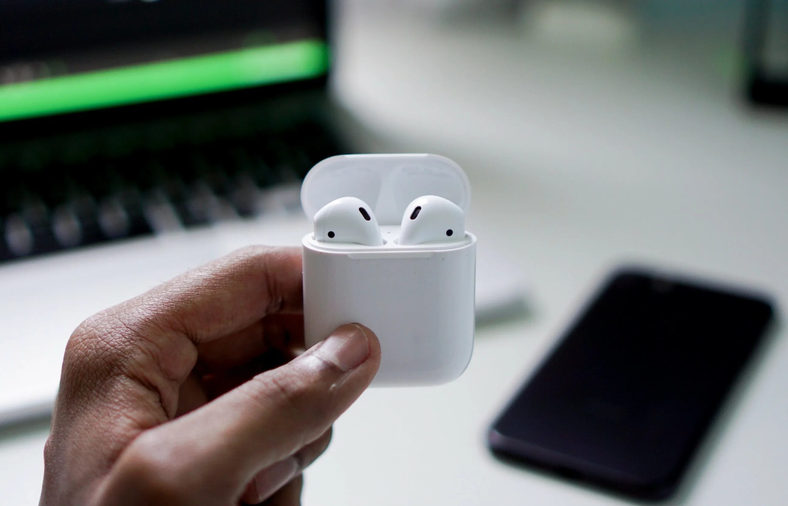 Почему один наушник разряжается быстрее второго airpods. Air pods 2. airpods i99. аирподс про. эйр подс про второго поколения.