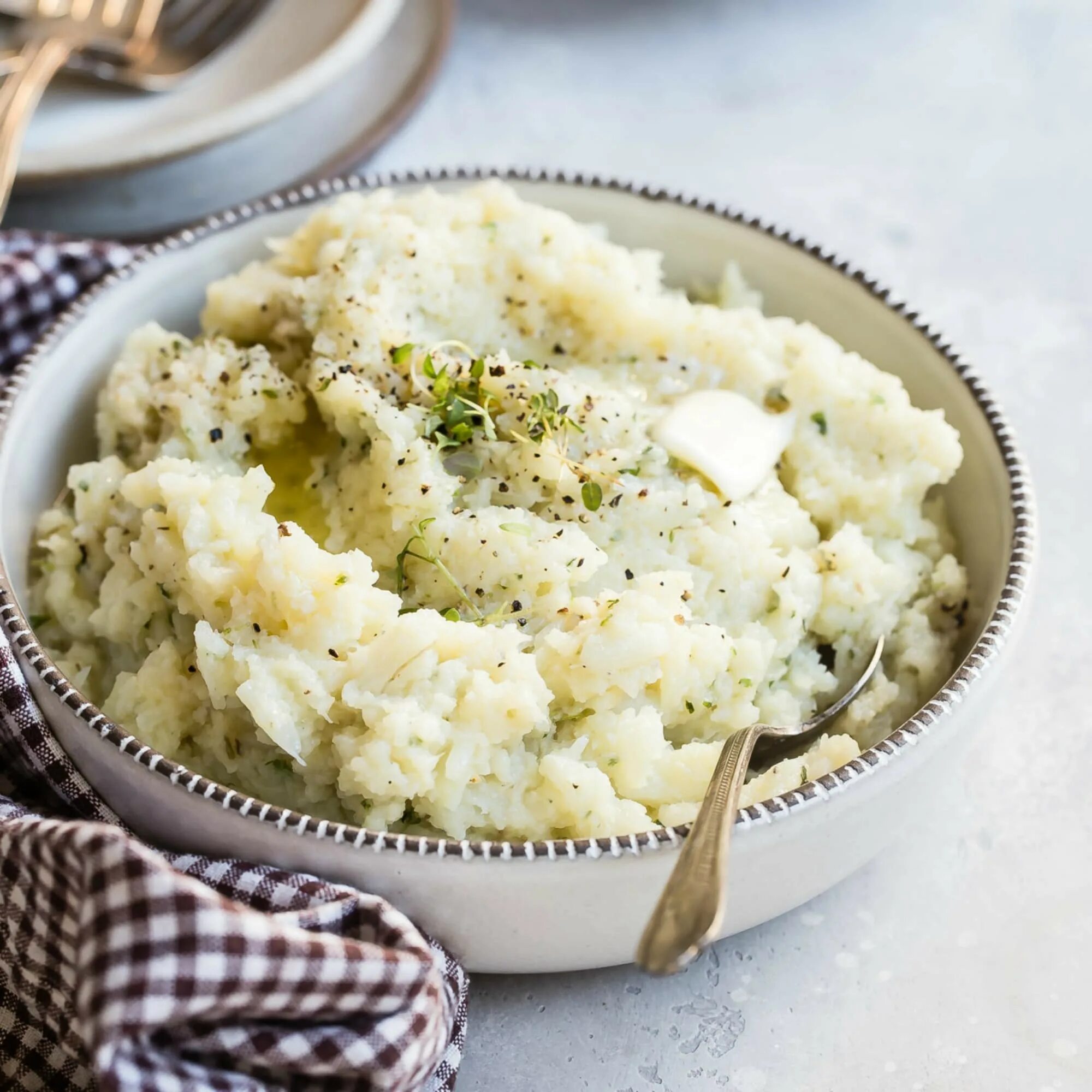 Пюре из картофеля и капусты. Картофельное пюре. картофельное пюре с цветной капустой. гарнир к картошке пюре. лосось с пюре из цветной капусты.