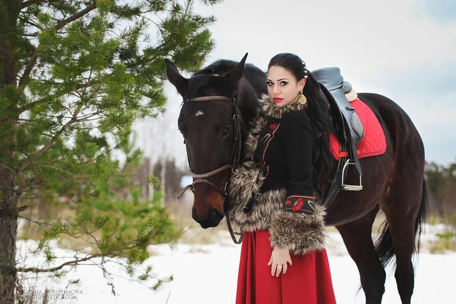 Казачки на лошадях. Казачка на коне. Зимняя одежда казачки. Фотосессия на лошадях зимой в стиле.
