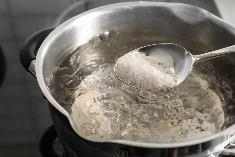 В кастрюлю где находится вода. Кастрюля кипит на плите. соленая вода в кастрюле. бурление воды в кастрюле. соль в кипящую воду.