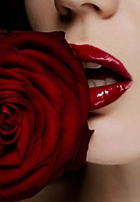 Фотосессия с розами. Женские губы. Красивые женские губы. Красивые красные губы.