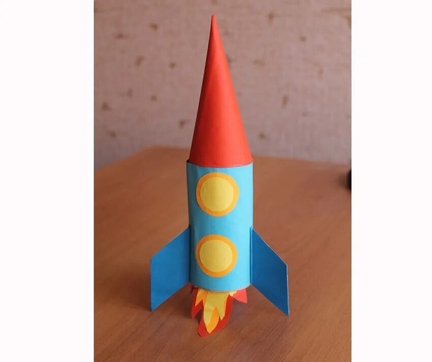 Макет ракеты из бумаги. Макет ракеты. Ракета поделка. Модель ракеты из картона. Ракета из втулки старшая группа.