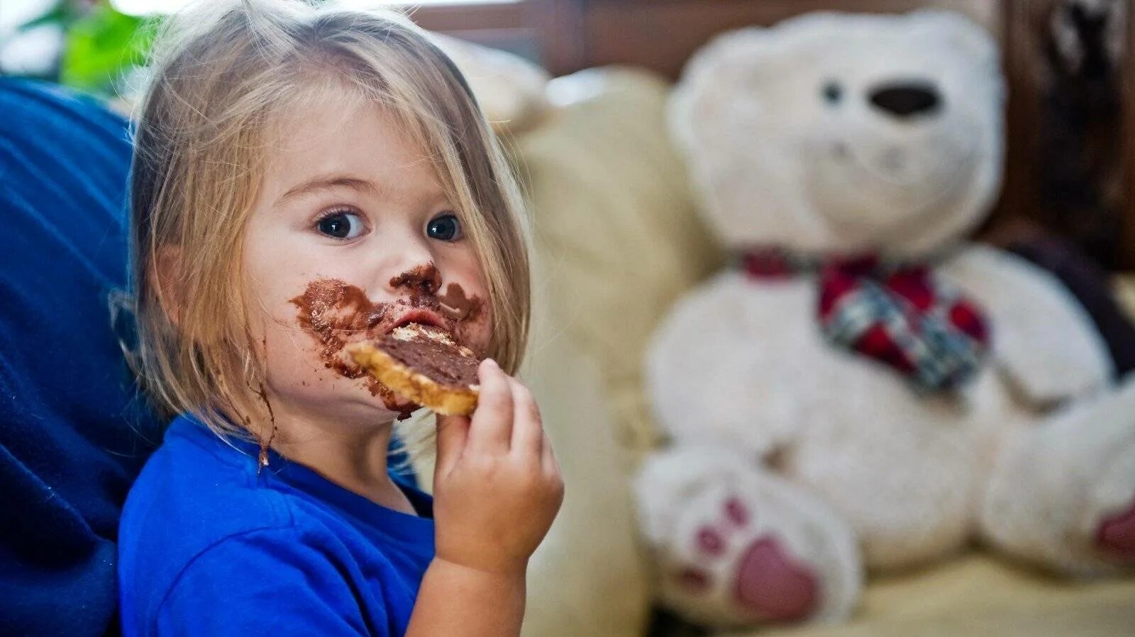 Сладости для детей. Дети сладкоежки. Еда для детей. Ребенок ест сладкое.