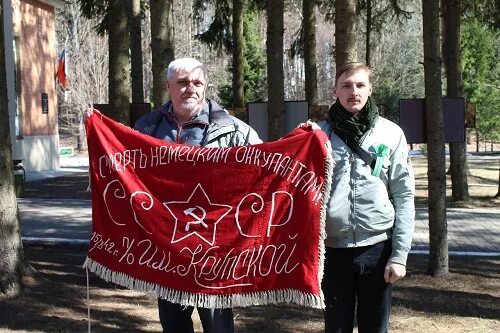 Партизанские знамена. Знамя Партизан. Штандарты партизанских отрядов. Флаг партизанского отряда. Партизанский отряд им Крупской.