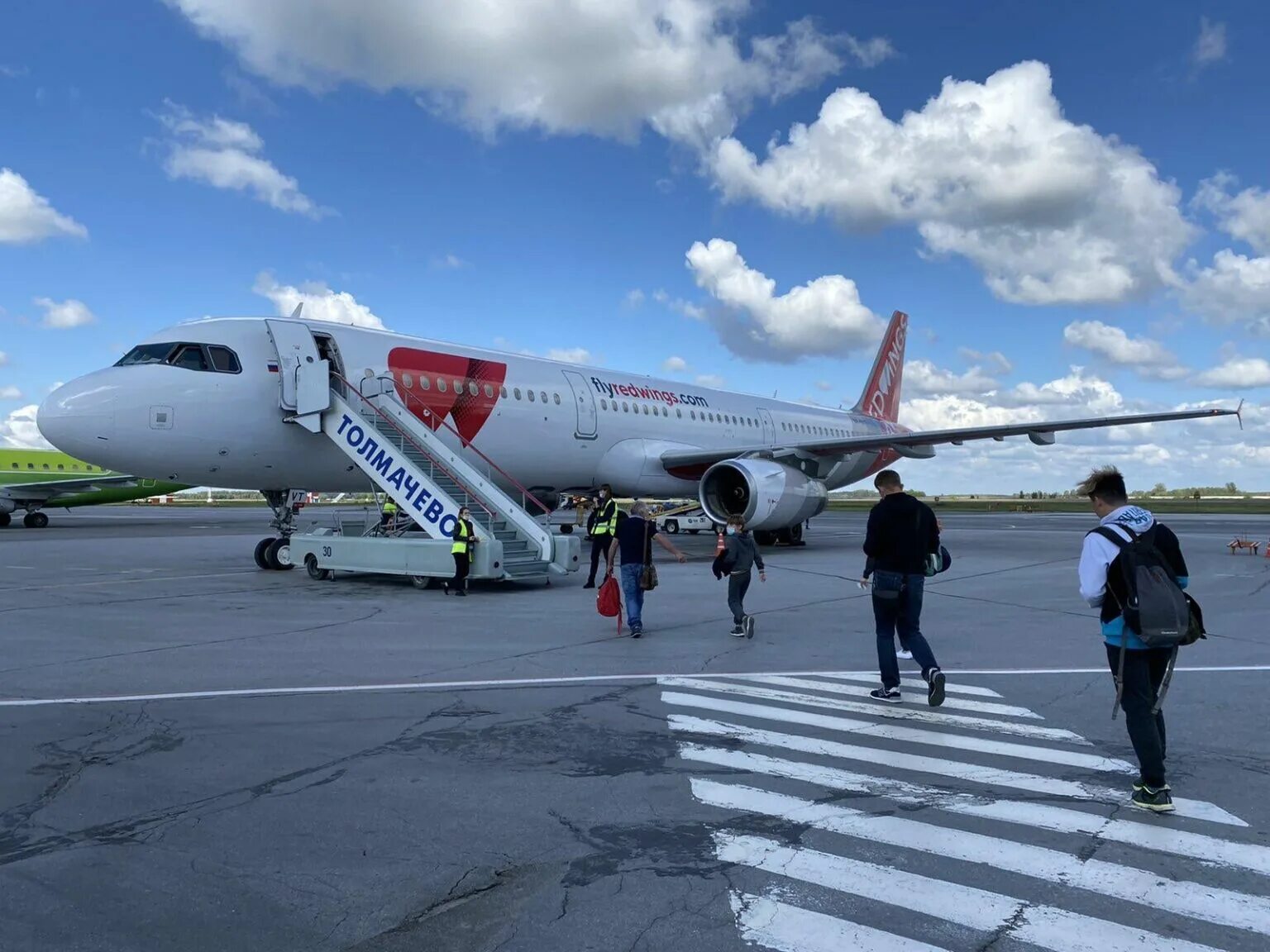 Авиарейс толмачево. Самолёт Толмачево Новосибирск. Аэропорт Новосибирск самолет. Аэропорт толмачёво Новосибирск самолеты. Аэропорт Толмачево Новосибирск Аэрофлот.