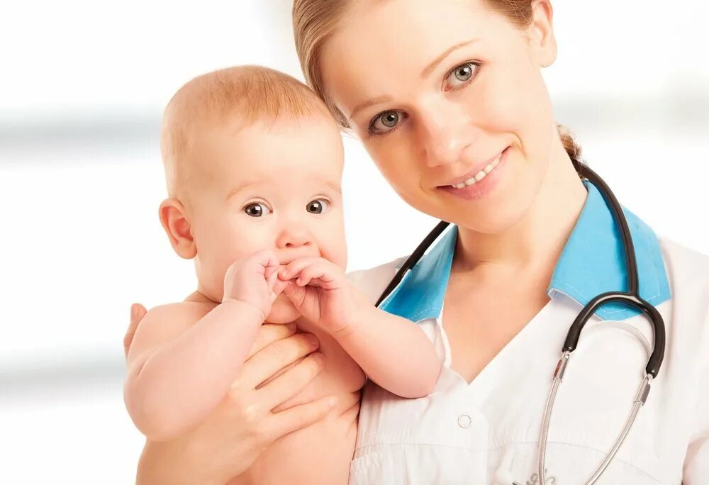 Врач и ребенок. Врач осматривает ребенка. Медсестра и ребенок. Врач педиатр. Врач и ребенок.