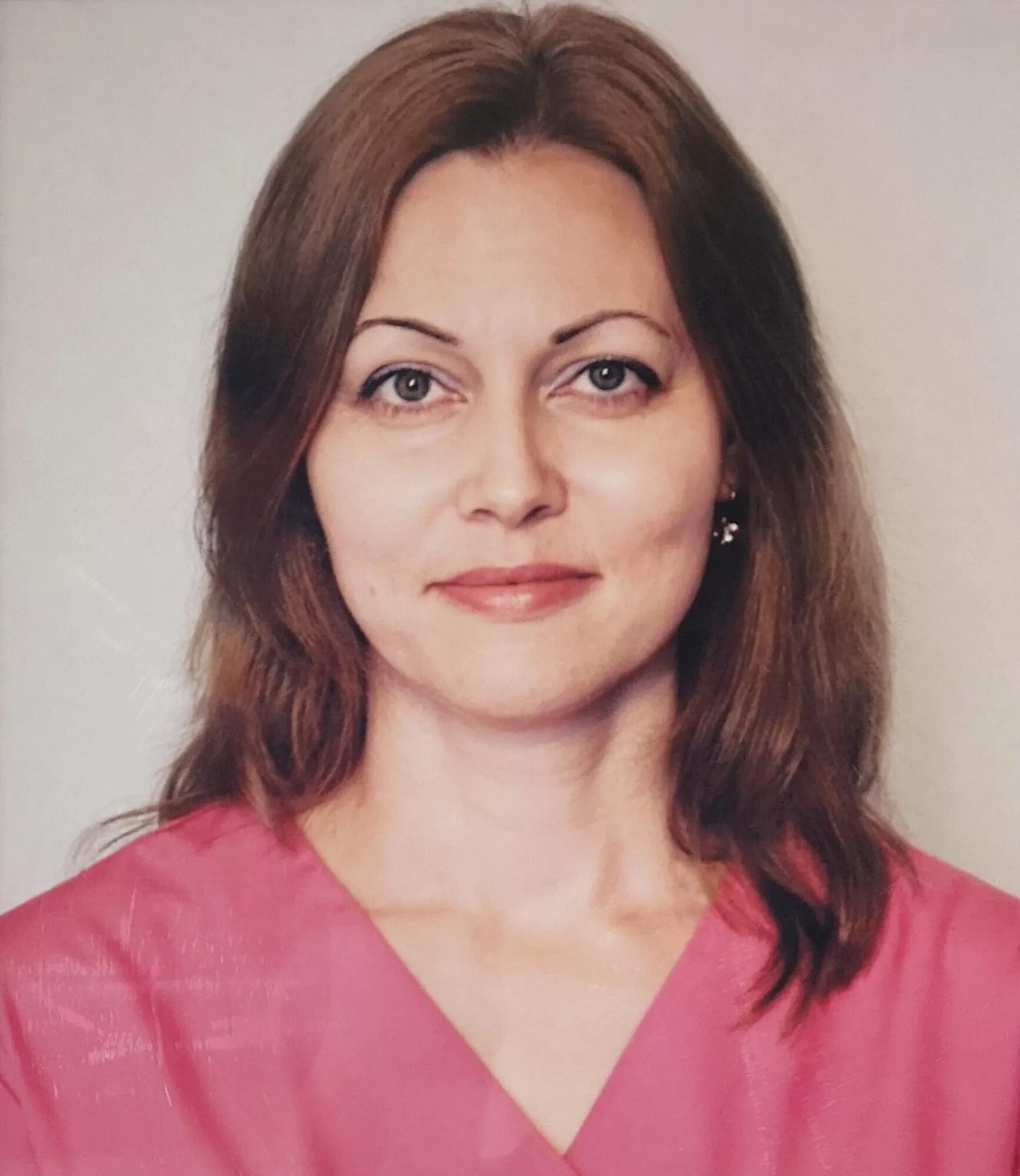 Ресепшн отеля с администратором. Блондинка в деловом костюме на природе. Администратор фото. Блондинка в деловом костюме на природе. Девушки на ресепшене в отеле.