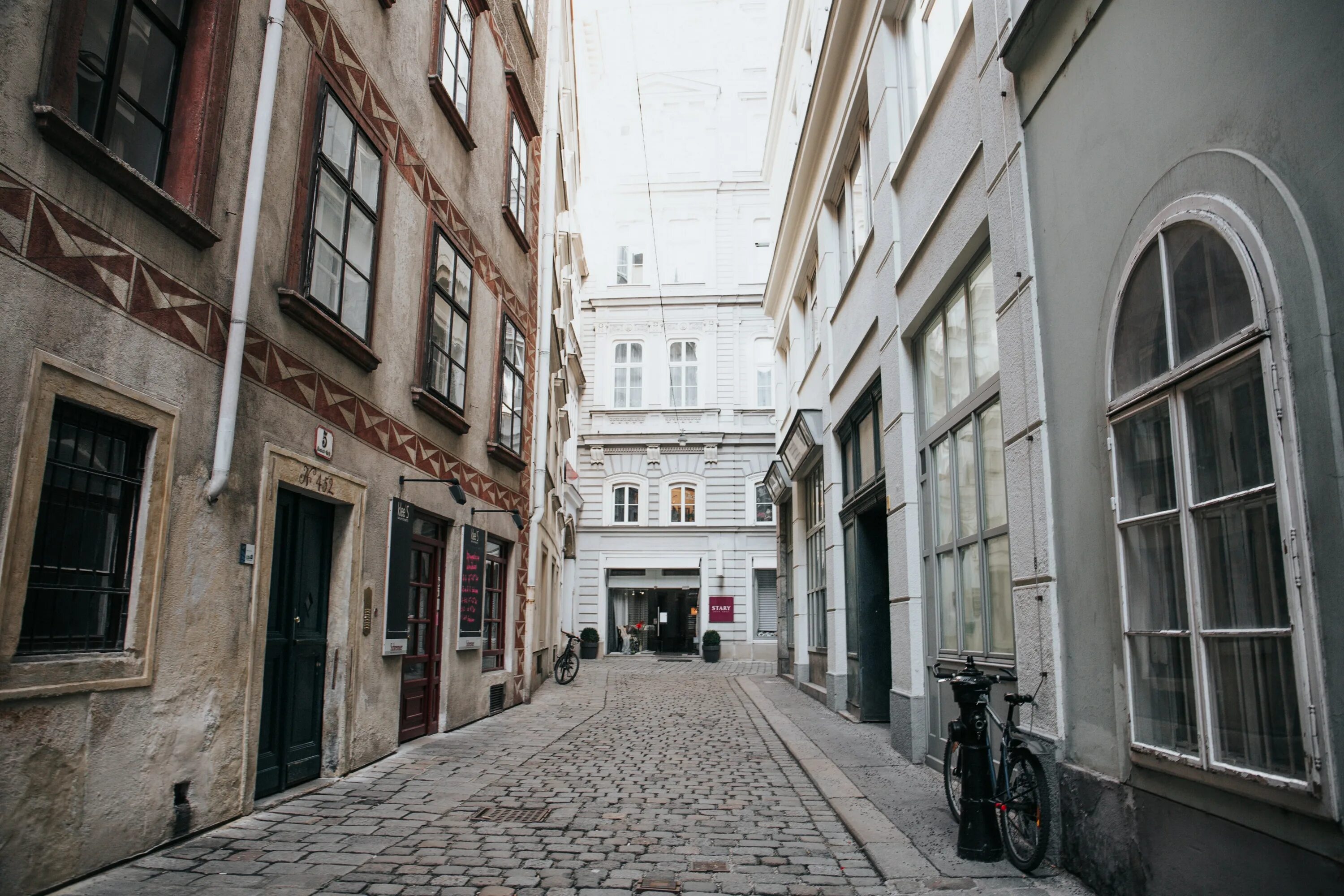 Streets windows. Город вена жилые улицы. вена улицы улицы из плитки. narrow street. vienna wallpapers streets.
