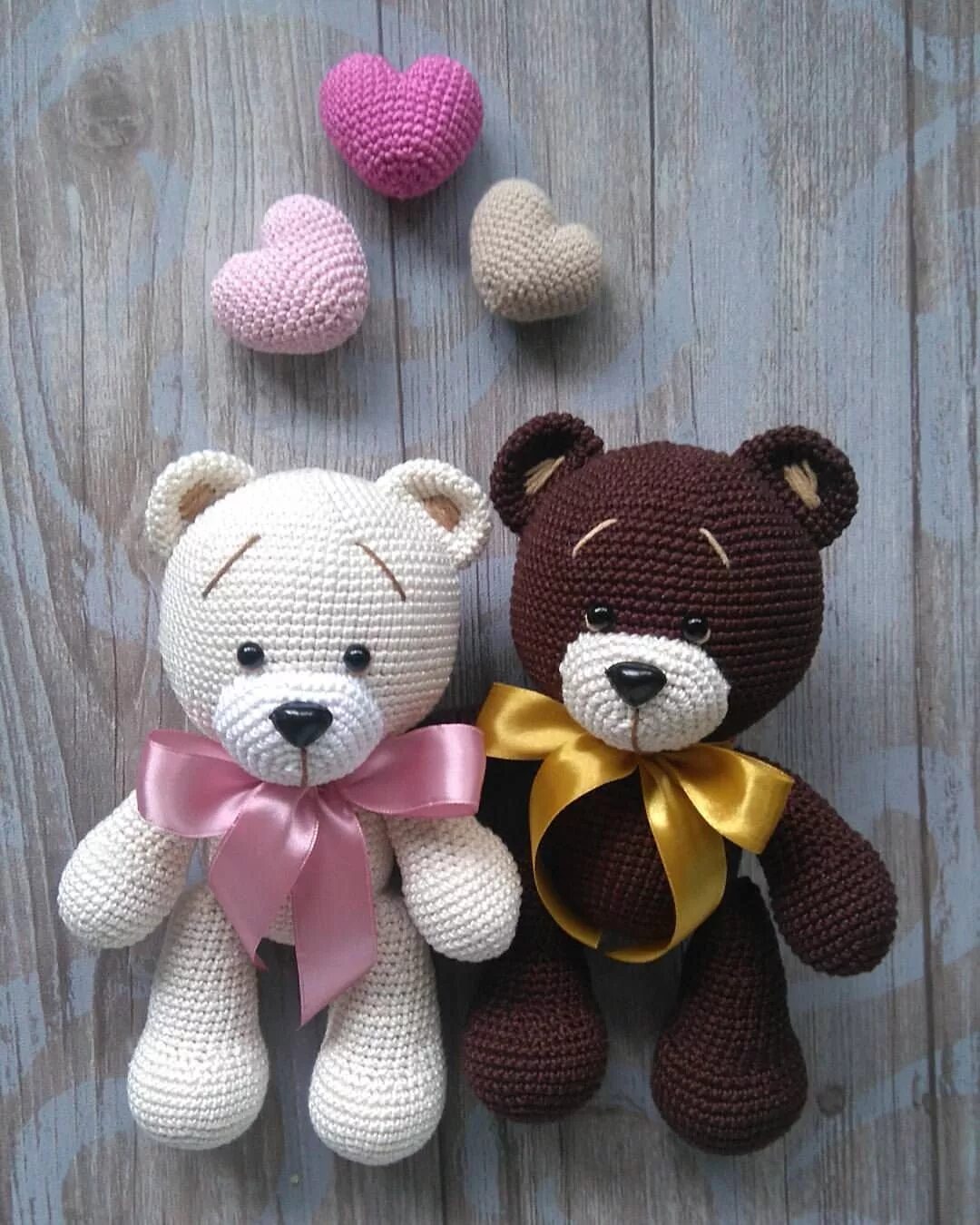 Маленькие связанные игрушки. Вязаный мишка амигуруми. Вязаный мишка амигуруми. Вязаные платья для игрушек. Маленький мишка крючком амигуруми.