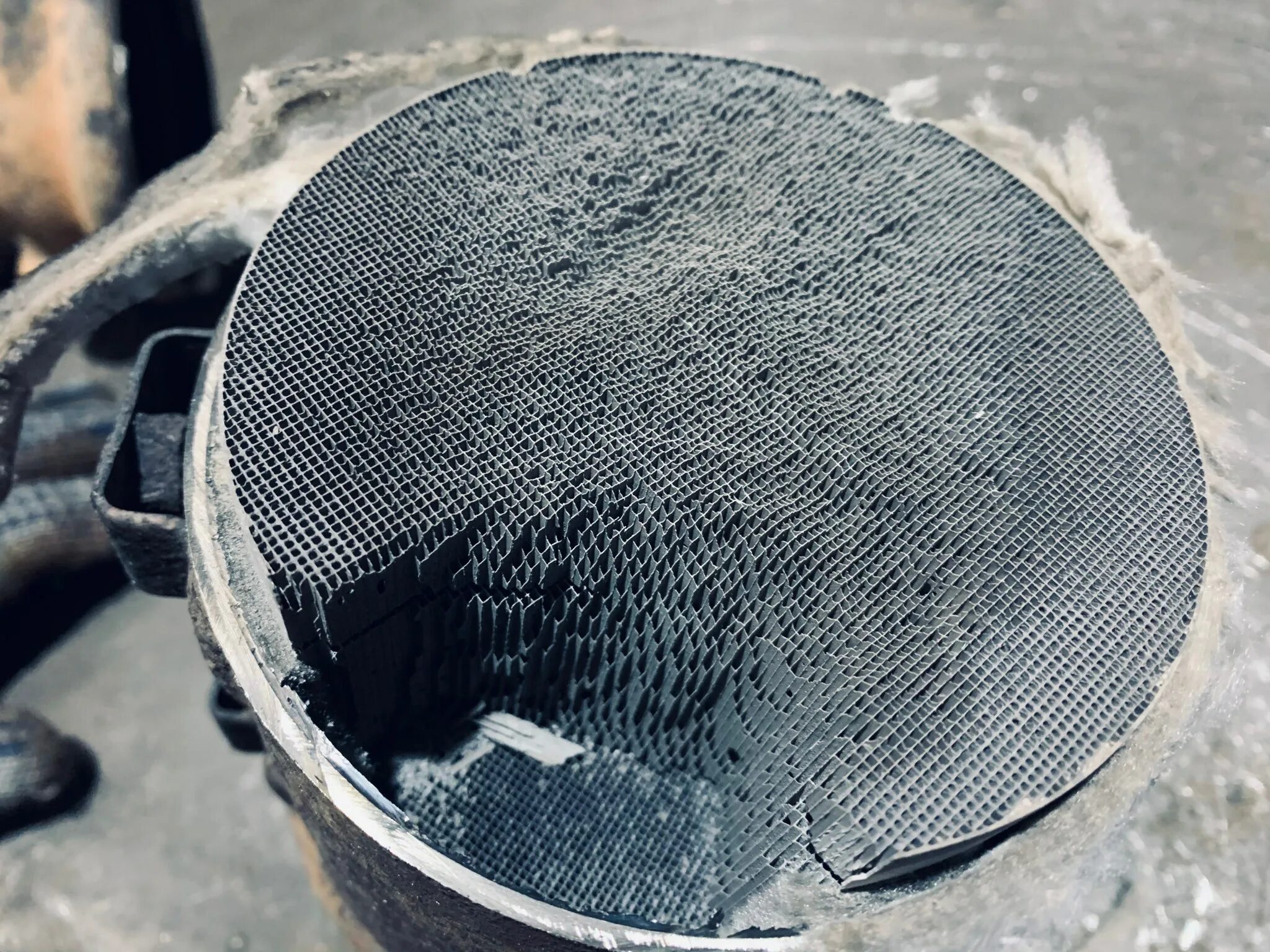 Керамический катализатор. 7. Катализатор пыль. Загрузка катализатора. Пыль катализатора.