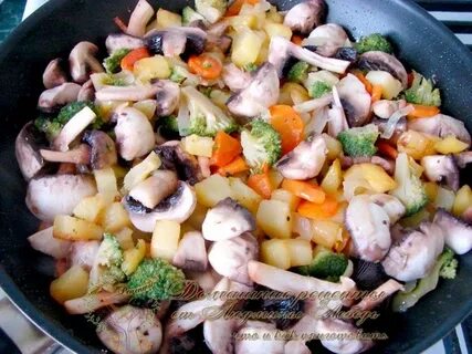Грибы с овощами на сковороде