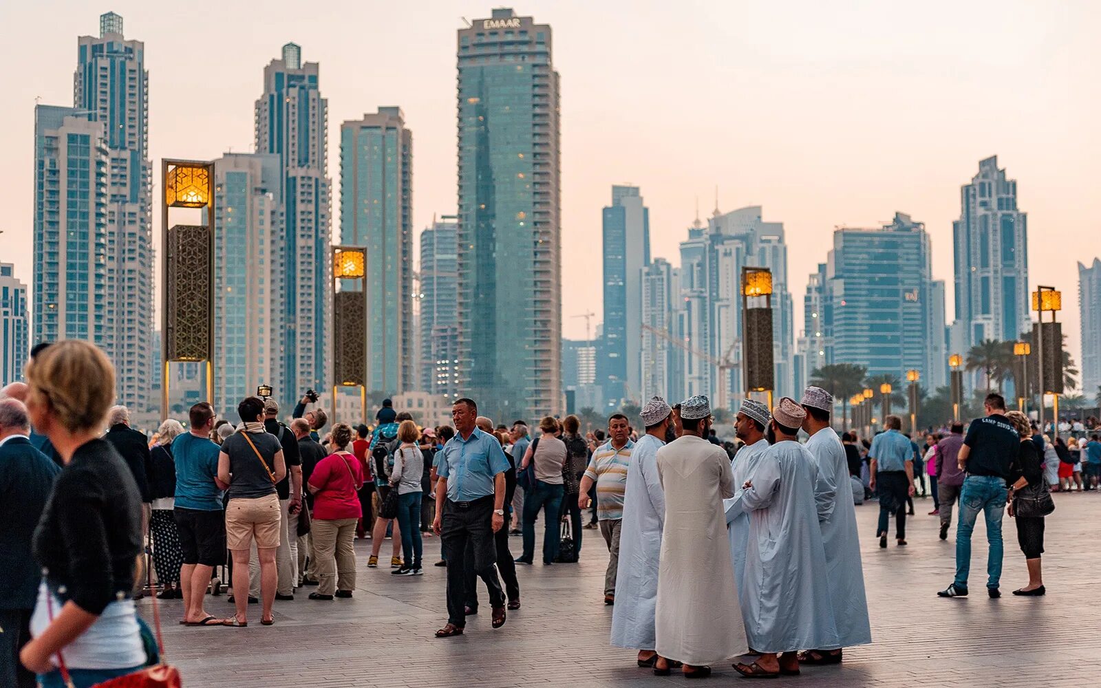Дубай люди. Абу. Даби. Израиль.. Арабские эмираты Дубай 2022. Население Абу Даби. Объединенные арабские эмираты население.