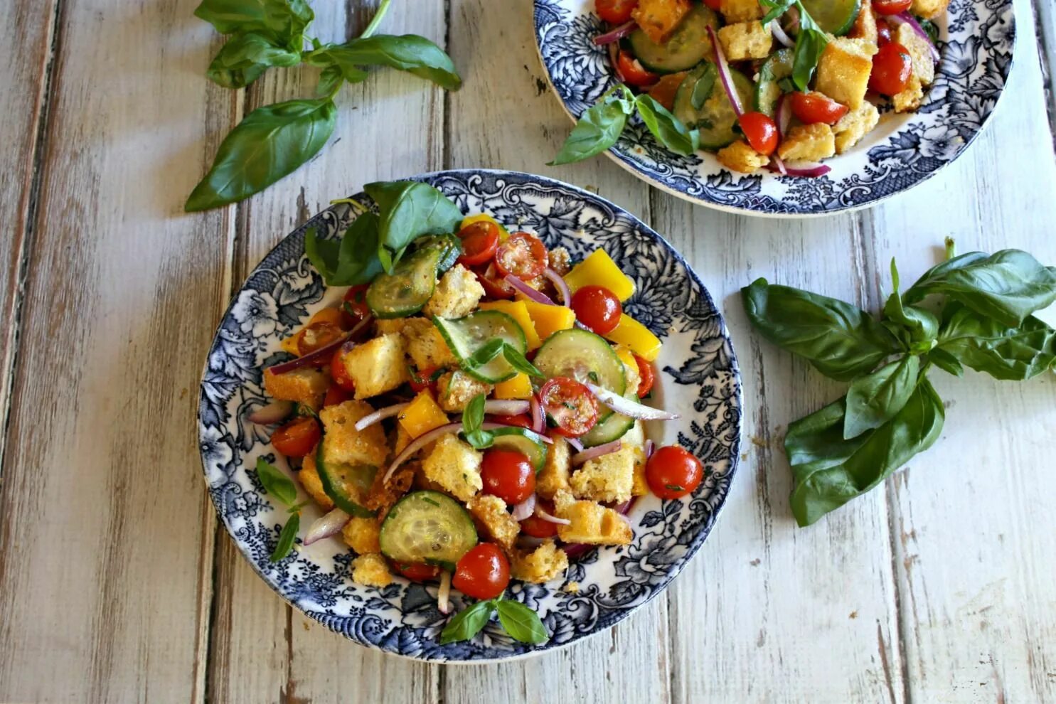 Можно жарить салат. Салат с персиками и лисичками. Салат по еврейски. Тосканский гарнир. Блюдо для салата на ножке.