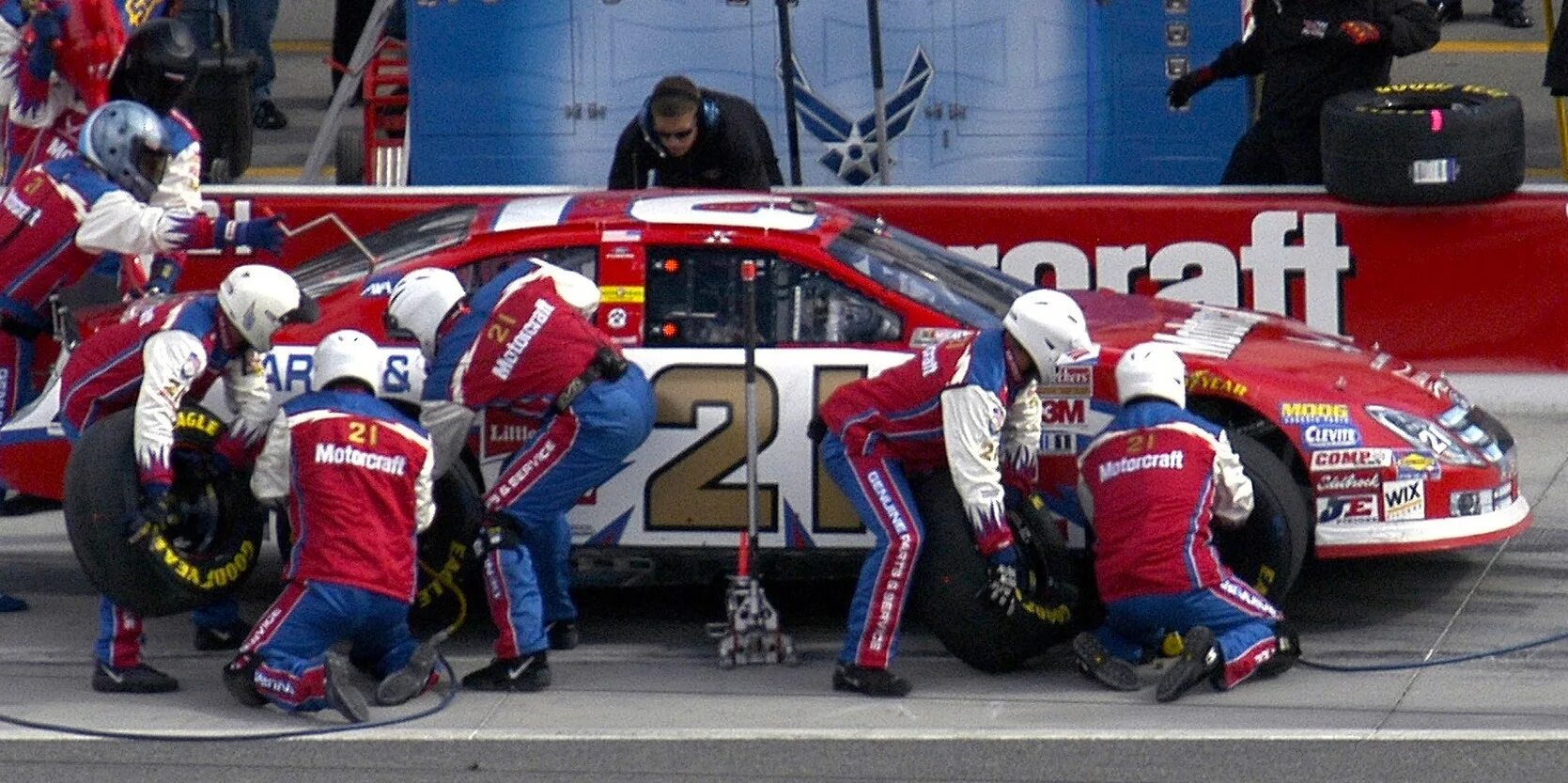 Ф1 вильямс латифи. Носкар. Гоночная команда наскар. Nascar crew. Race row модель.