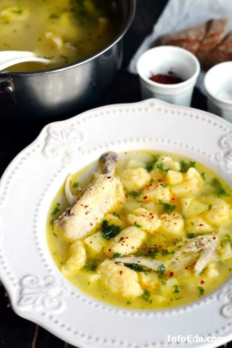 Как сделать суп с клецками. Куриное консоме с клецками. куриный суп с клецками. суп с клёцками на курином бульоне. суп с клепками.