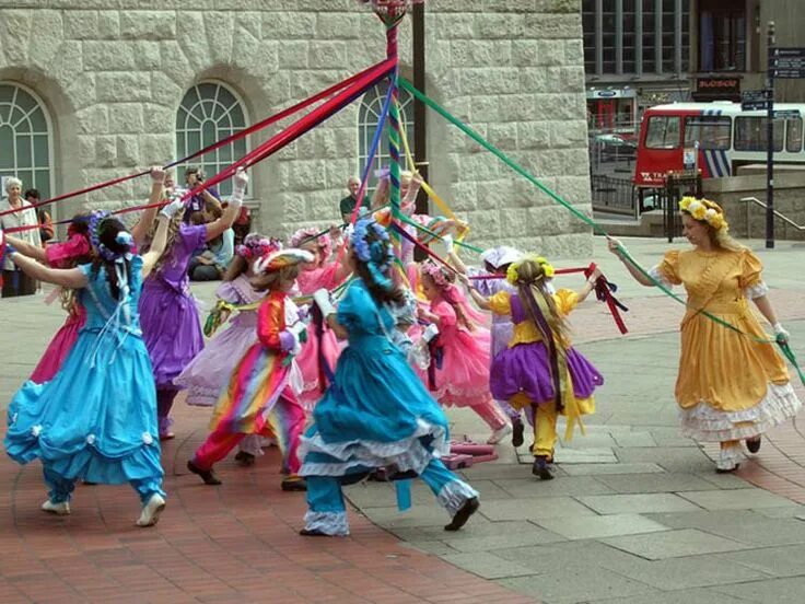 Танец на 1 мая. May Day праздник в Англии. Мэй Дэй в Англии. 1 Мая в Великобритании праздник. Танцы вокруг майского дерева в Великобритании.