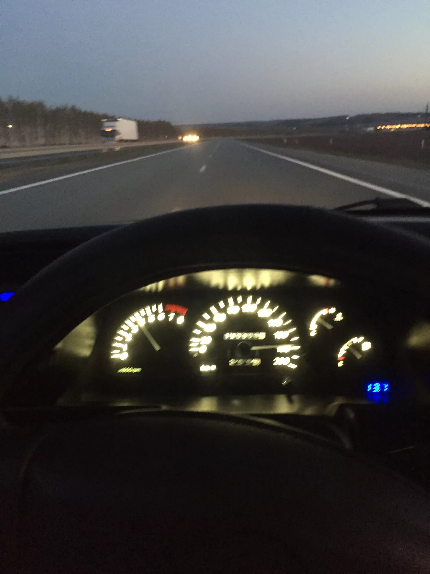 Спидометр приора 200 км ч. Bmw спидометр 100 км/ч. Калдина 210 скорость на спидометре 180. Daewoo nexia 160 км/ч. Бмв х5 е53 спидометр ночью.