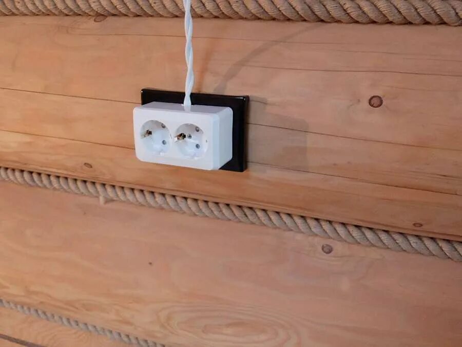 Электрический кабель канал. Кабель Нум в деревянном доме. Электрика в деревянном доме. Электрические провода в деревянном доме. Наружный кабель для электропроводки.