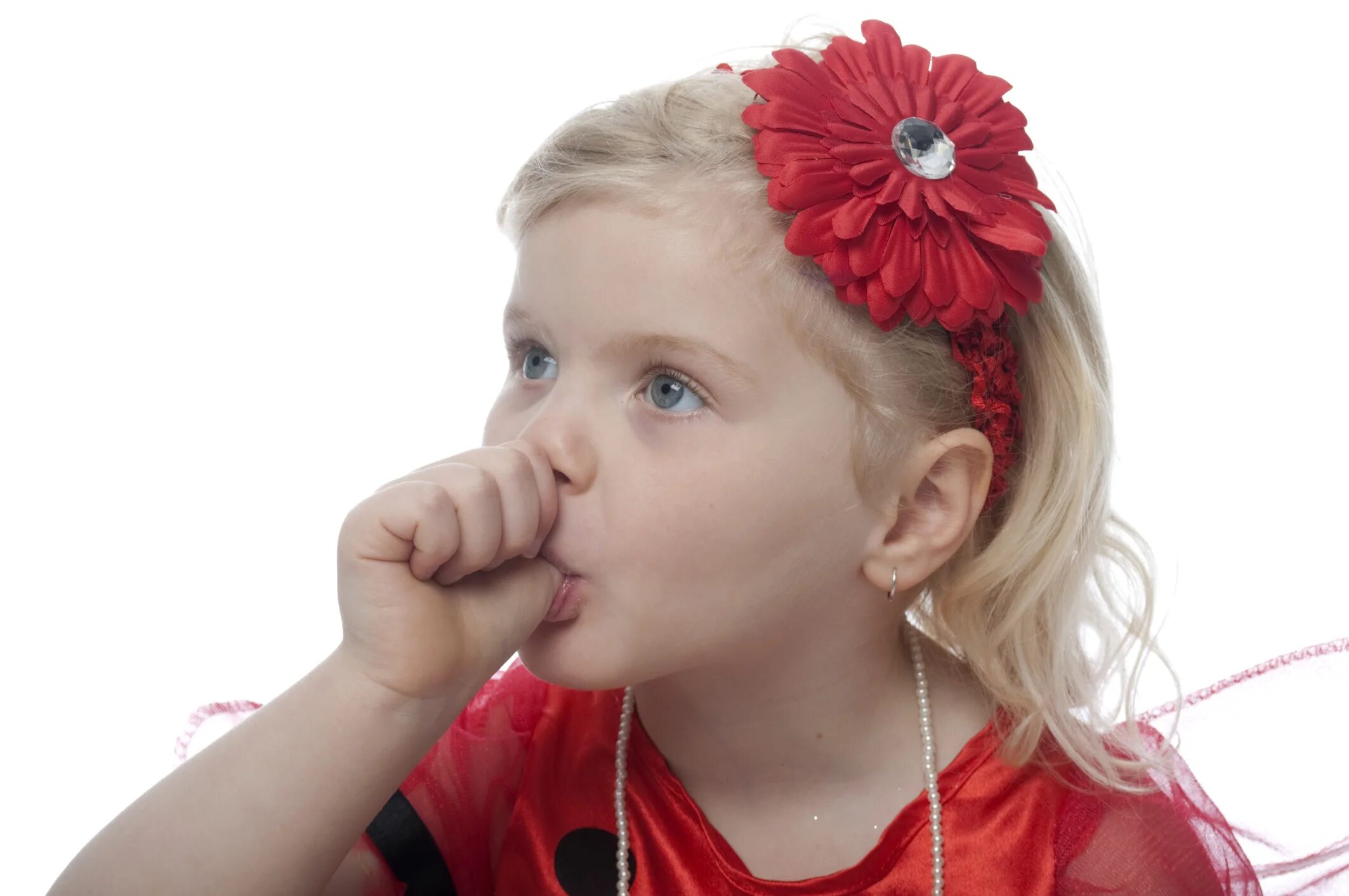 Дал пососать маленькой девочке. Кормление грудью. Дети лижут мороженое. Дал пососать маленькой девочке. Маленькая девочка ест мороженое.