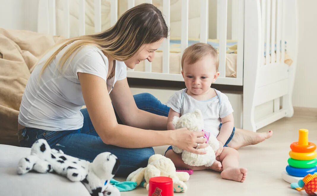 Игры для детей. Мама играет маленький. Игрушки для детей раннего возраста. Дети играют. Мама играет с малышом.