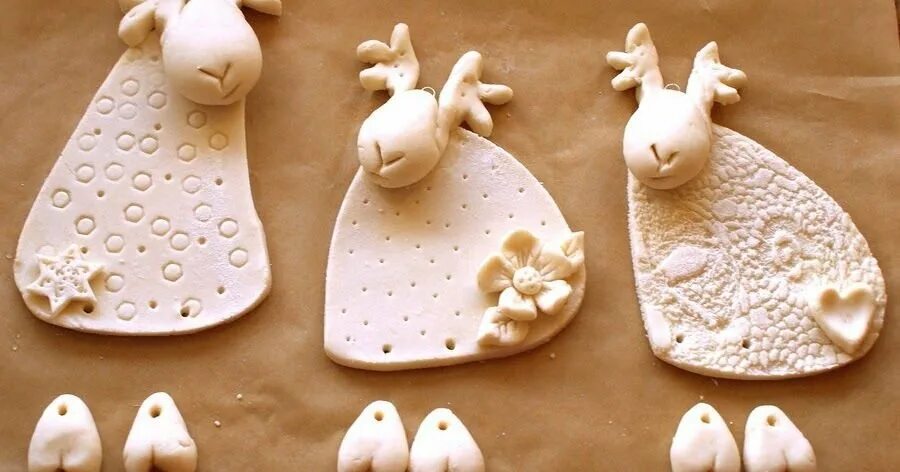 Панно из глины. Панно домики из глины. Изделия из соленый тесты. Глина из теста. Лепка из соленого теста.