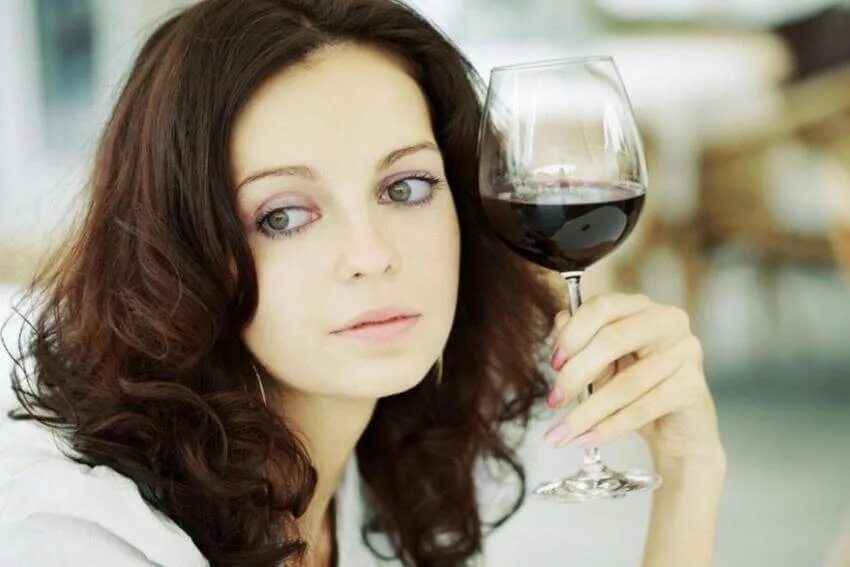 Дети пьют вино. Женщина с бокалом. О женщина. Женщина с бокалом вина.