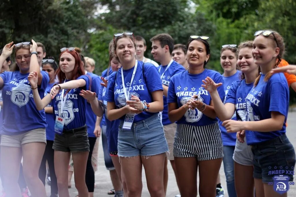 Современная молодежь россии. Нынешняя молодежь. Молодежь россии. Молодые современные. Современная молодежь.